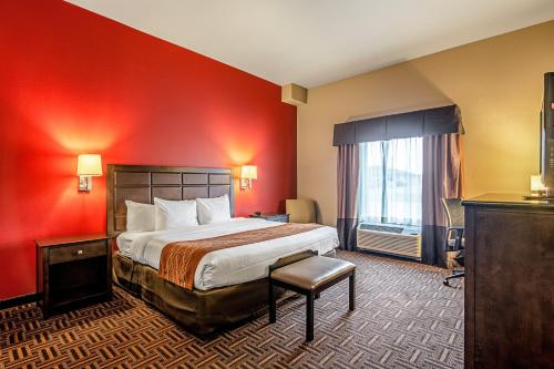 Un pat sau paturi într-o cameră la Astoria Hotel & Suites - Glendive