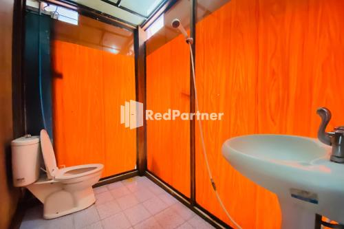 Kylpyhuone majoituspaikassa Hotel dan Gazebo Pinggir Kali Prigen Mitra RedDoorz