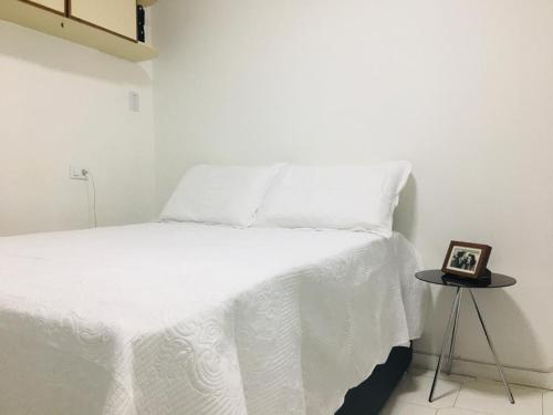 מיטה או מיטות בחדר ב-Aconchegante apartamento a Copacabana