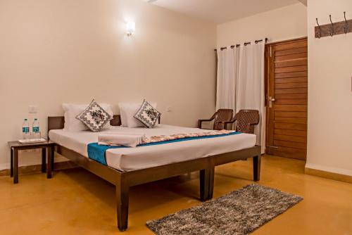 ein Schlafzimmer mit einem Bett in einem Zimmer in der Unterkunft Western Edge Kasauli !Lawn! Bonfire! Peace! Pvt Villa ! in Kasauli