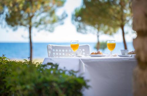 a table that has some drinks on it at Resort Villas Rubin in Rovinj