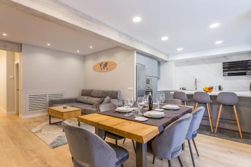 a dining room and living room with a table and chairs at Apartamento de Lujo en Logroño Centro in Logroño