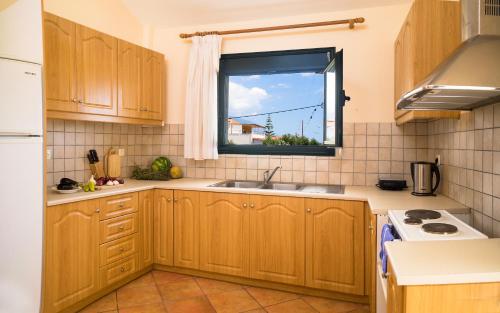 Η κουζίνα ή μικρή κουζίνα στο Koxyli Studios & Apartments 