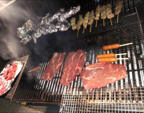 - un grill avec différents types de viande et de saucisses dans l'établissement STAY FUJI b, à Yamanakako