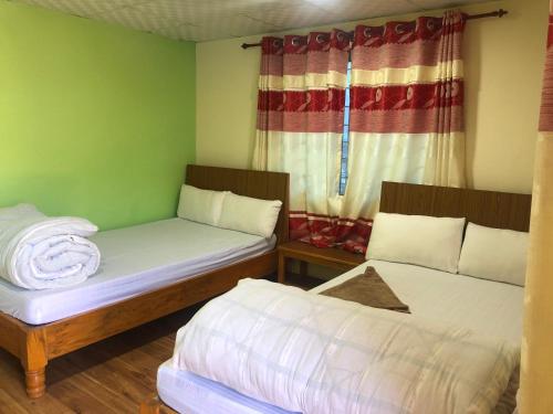 Katil atau katil-katil dalam bilik di Lake Wave Cottage & Restaurant