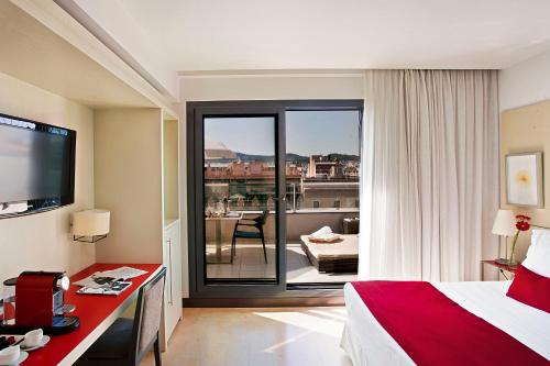 Postel nebo postele na pokoji v ubytování Grupotel Gran Via 678