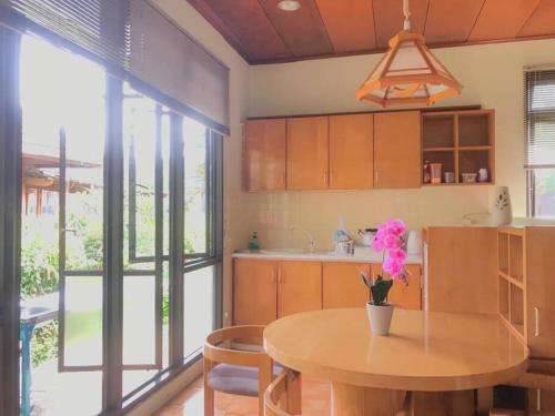 Foto dalla galleria di Osaka House Villa Kota Bunga by Citrus House a Cikundul
