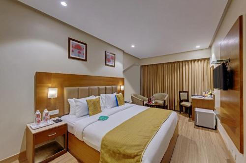 ein Hotelzimmer mit großem Bett und Schreibtisch in der Unterkunft The Caliph Hotel, Mumbai Near Powai Lake in Mumbai