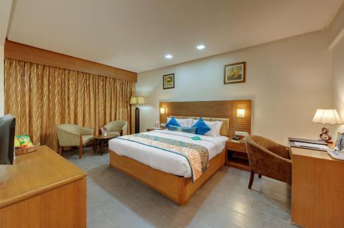 Ein Bett oder Betten in einem Zimmer der Unterkunft The Caliph Hotel, Mumbai Near Powai Lake