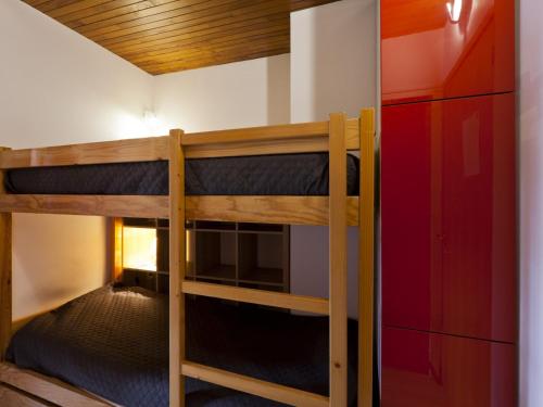 two bunk beds in a room with a closet at Studio Brides-les-Bains, 1 pièce, 4 personnes - FR-1-512-3 in Brides-les-Bains