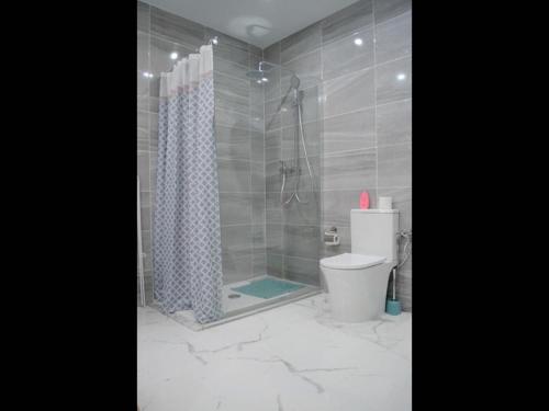 Ванна кімната в Exceptional Fully Refurbished with Stunning Bathroom 1 bed Apartment