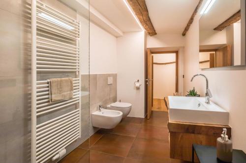 een badkamer met een toilet en een wastafel bij Brantenhof Ferienwohnung Pomum in Cortaccia