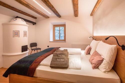 Een bed of bedden in een kamer bij Brantenhof Ferienwohnung Pomum