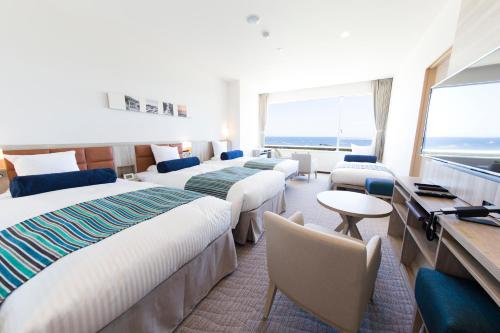 Postel nebo postele na pokoji v ubytování Shirahama Ocean Resort