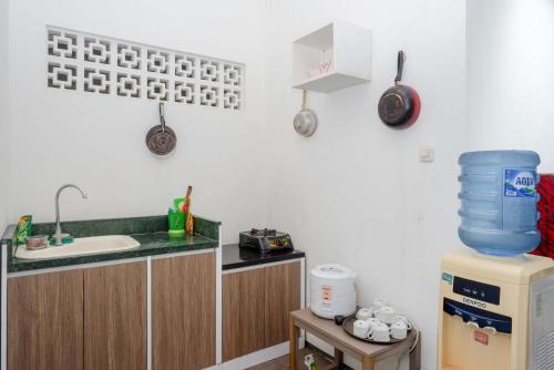 eine Küche mit einer Spüle und einer Arbeitsplatte in der Unterkunft RedDoorz near XT Square 4 in Timuran