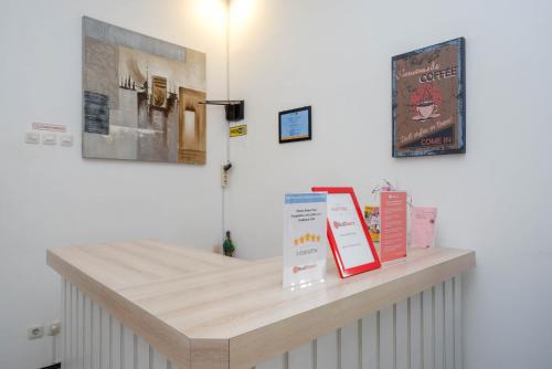 a wooden counter with books on top of it at RedDoorz near XT Square 4 in Timuran