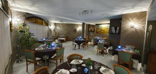 - une vue de tête sur un restaurant avec des tables et des chaises dans l'établissement Logis Hôtel Saint-Hubert, à Cour-Cheverny