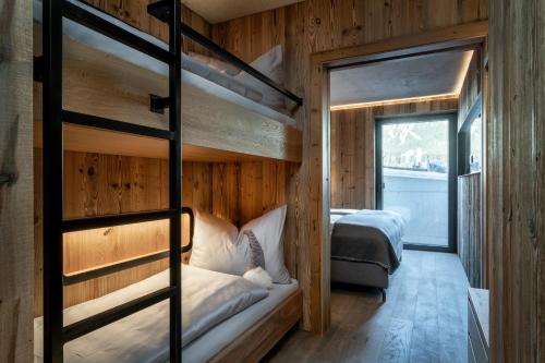 מיטה או מיטות קומותיים בחדר ב-ALM CHALET