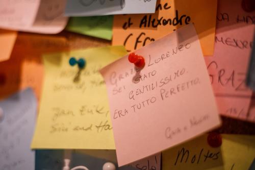 a bunch of sticky notes on a table at Etruria Airport in Pisa