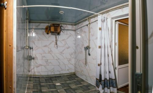 ヴェルホヴィナにあるKarpatskyi Teremokのタイル張りの壁のバスルーム(シャワー付)