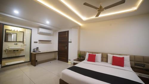 Кровать или кровати в номере Jewel Palace, Bhopal