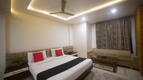 Кровать или кровати в номере Jewel Palace, Bhopal