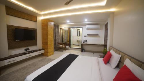 Телевизор и/или развлекательный центр в Jewel Palace, Bhopal