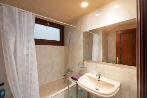 a bathroom with a sink and a tub and a mirror at UBICACIÓN EXCELENTE para EXPLORAR la REGIÓN in Villabona