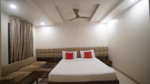 Кровать или кровати в номере Jewel Palace, Bhopal