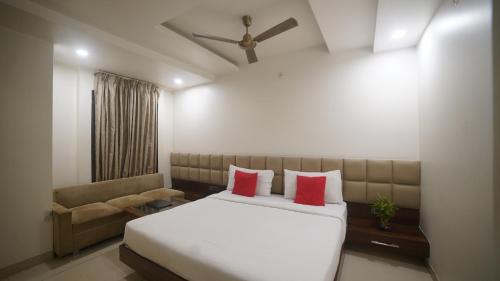 Кровать или кровати в номере Jewel Palace, Bhopal