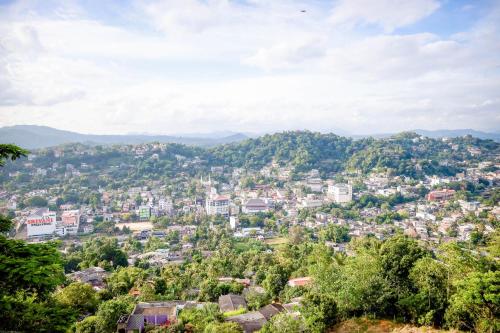 Ein allgemeiner Bergblick oder ein Berglick von des Hotels aus