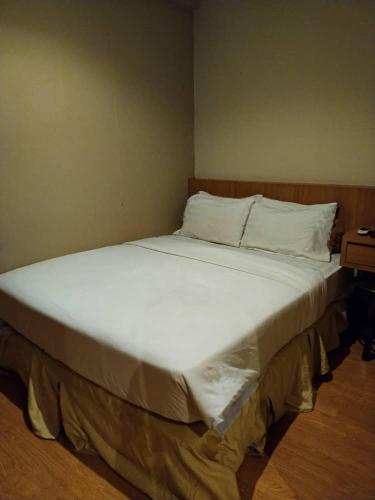 Letto o letti in una camera di Likas Square - KK Apartment Suite