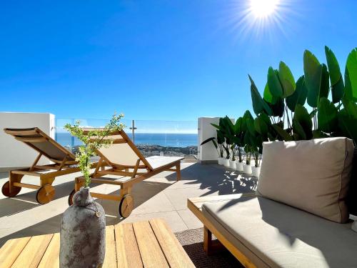 una sala de estar con un jarrón sobre una mesa en Bayview -Superb Luxurious Sea View Penthouse with private hot tub by Solrentspain en Benalmádena
