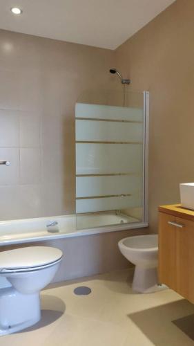 La salle de bains est pourvue de toilettes, d'une baignoire et d'un lavabo. dans l'établissement Calle Atlantico 74 3B Penthouse, à Sucina