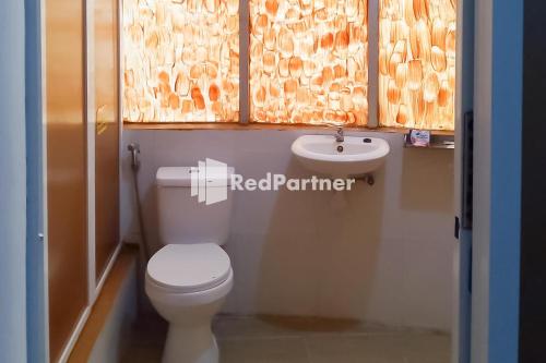 Baðherbergi á Pasifik Hotel Sabang Mitra RedDoorz