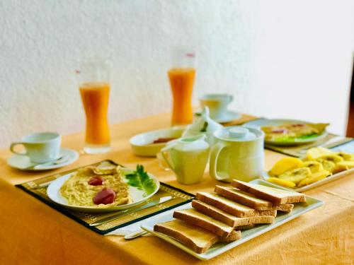 una mesa cubierta con platos de comida y bebida en Hotel Dorset en Negombo