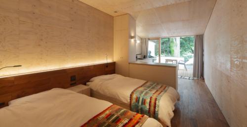 2 camas en una habitación pequeña con ventana en Tokitama Himitsumichi COMORIVER - Vacation STAY 43686v en Banshō