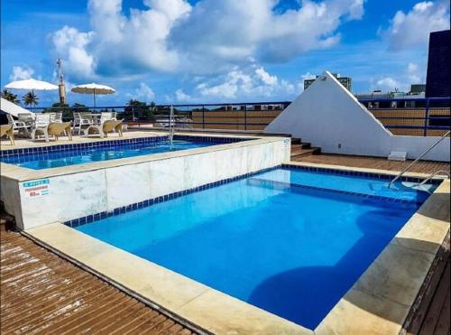 uma piscina no telhado de um edifício em Quarto 215 do Manos Royal Hotel - propriedade privada em João Pessoa