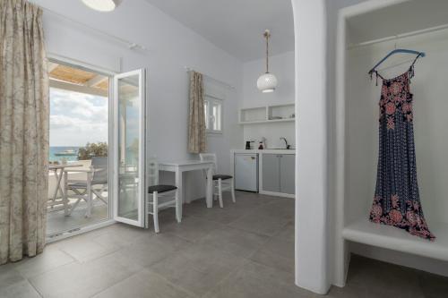 a kitchen and dining room with a view of the ocean at Aqua Bay Agia Kyriaki in Agia Kiriaki Beach