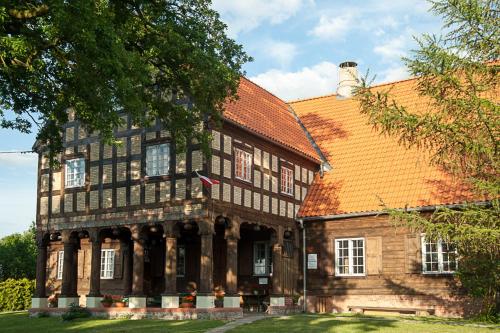 un gran edificio con techo rojo en Dom Podcieniowy na Żuławach Wiślanych en Nowy Dwór Gdański