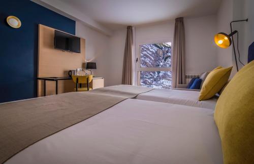  Hotel Roc Meler -  Room  picture :   Shower    Safety deposit box    TV                           