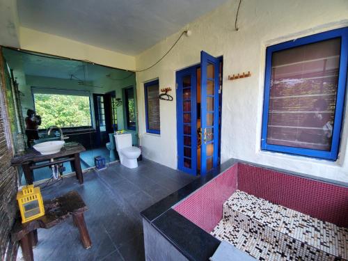 a bathroom with a tub and a sink and a toilet at 墾丁愛情海民宿 in Kenting