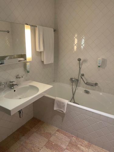 Bilik mandi di Hôtel des Alpes