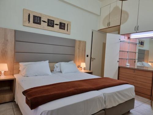 a bedroom with a large bed and a kitchen at Casa Centrale in Heraklio Town