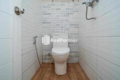 Koupelna v ubytování Yayah Rooms Bogor Syariah Mitra RedDoorz