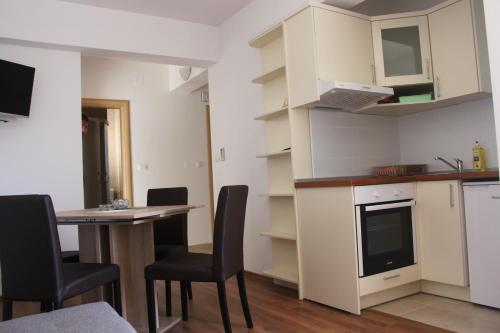 Η κουζίνα ή μικρή κουζίνα στο Apartments Deak