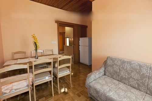 Kuchyň nebo kuchyňský kout v ubytování Apartment in Tucepi with sea view, balcony, air conditioning, WiFi 3674-1