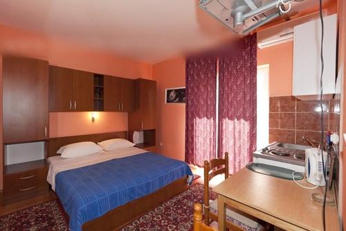 Postel nebo postele na pokoji v ubytování Studio apartment in Tucepi with sea view, balcony, air conditioning, WiFi 3674-3