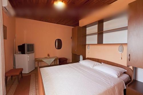 Postelja oz. postelje v sobi nastanitve Apartment in Tucepi with sea view, balcony, air conditioning, WiFi 3674-5