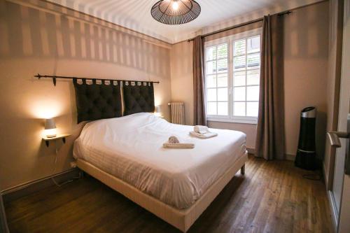 une chambre avec un lit avec deux serviettes dessus dans l'établissement La Salamandra au coeur de Sarlat, à Sarlat-la-Canéda